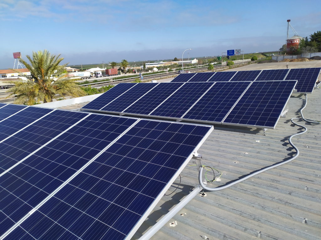 Instalación fotovoltaica de autoconsumo en techo de instalaciones del Hotel