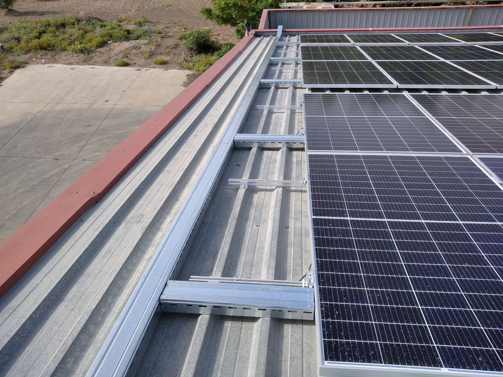 Instalación fotovoltaica de autoconsumo en techo de instalaciones del Hotel