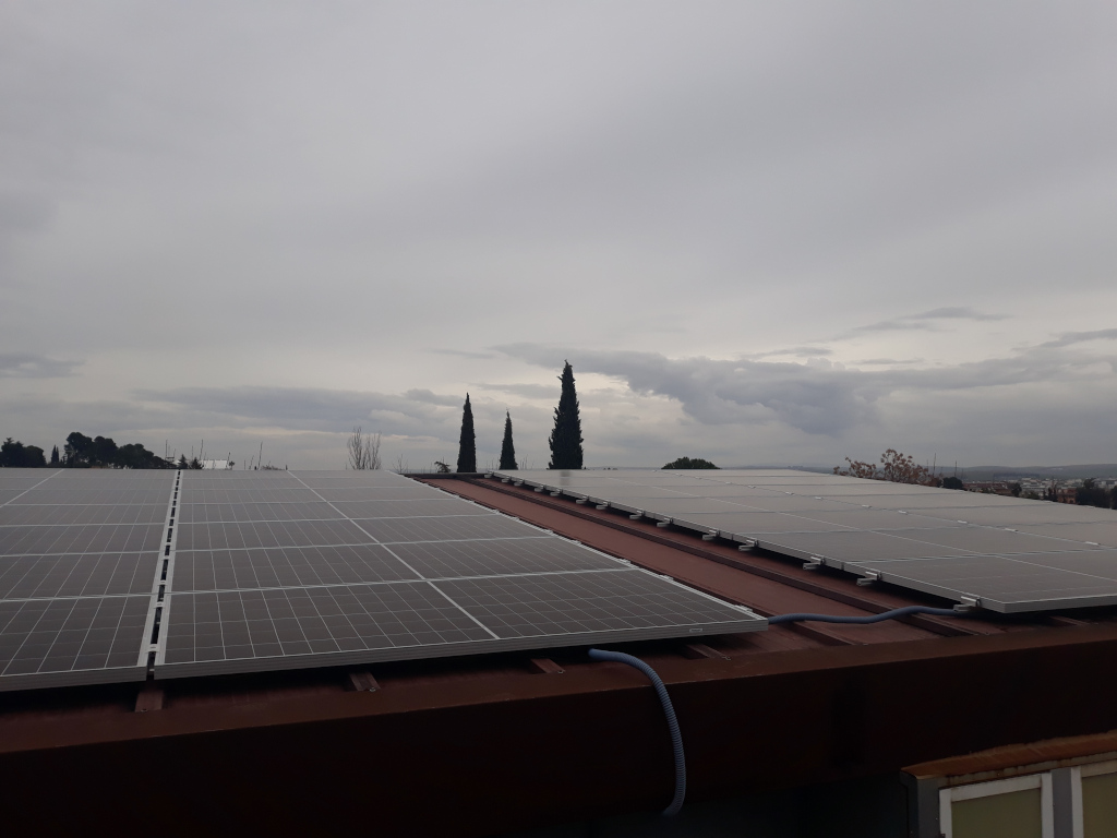 Instalación fotovoltaica de autoconsumo en techo del Hospital La Arruzafa