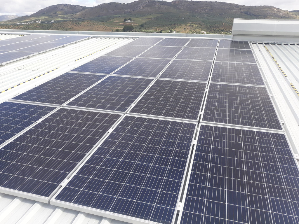 Instalación fotovoltaica de autoconsumo techo de nave industrial Pedro Leiva