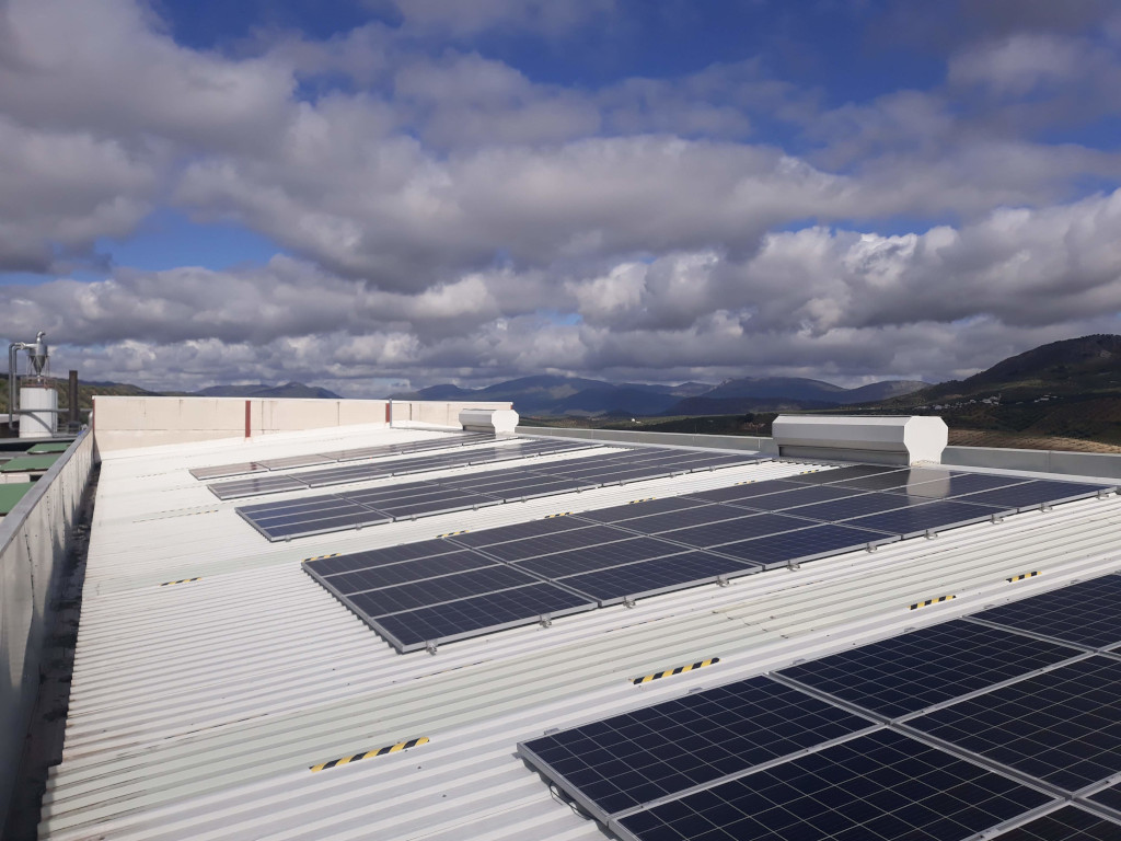 Instalación fotovoltaica de autoconsumo techo de nave industrial Pedro Leiva